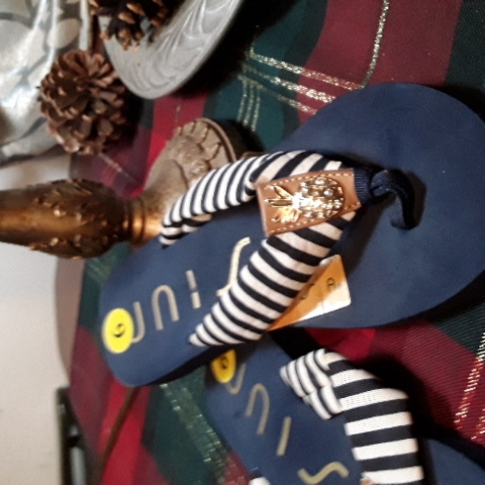 Unisa flip flops. NWT....9